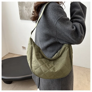 Vue détaillée du sac demi-lune en nylon matelassé vert armée avec bandoulière large