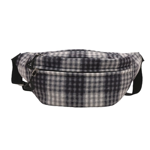 Minimalistische schwarz-weiße Bauchtasche mit Doppelreißverschluss und Dreiecks-Zippern