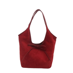 Βαθύ κόκκινο hobo tote τσάντα από ματ σουέτ με διακοσμητικό φιόγκο στο μπροστινό μέρος