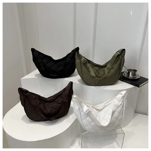 Sacs demi-lune matelassés présentés en noir, vert olive, marron café et blanc