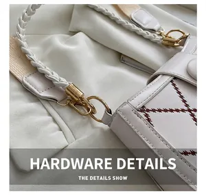 Details der hellgoldenen Metallhaken und zwei Schultergurte an einer weißen Stepptasche