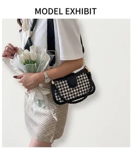Detail einer gesteppten quadratischen Tasche mit Gittermuster und gewebter Kette