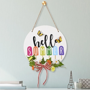 Détail de la plaque de porte en bois Hello Summer avec papillons jaunes et marguerites