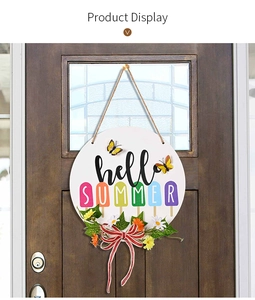 Détail d'une plaque de porte Hello Summer en bois avec motif d'esquimaux et nœud en tissu