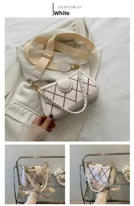 Detailansicht der weißen Stepptasche mit roten Nähten und breitem Canvas-Schultergurt
