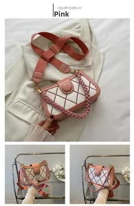 Details der rosa-weißen gesteppten Schultertasche mit Webgriff und Stoffriemen