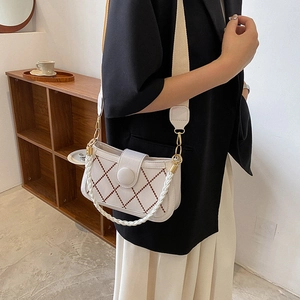 Schicke Stepptasche mit weißem Kettengriff und braunem Rautenmuster auf weißem PU-Leder