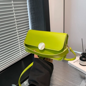 Sac sous le bras vert citron avec grande boucle en argent et bretelles réglables