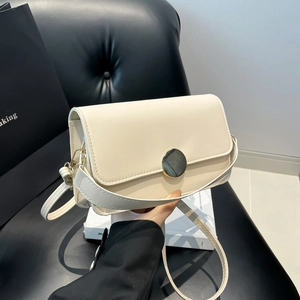 Petit sac porté épaule minimaliste en cuir beige avec une boucle en métal élégante