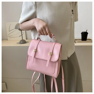 Détail du mini sac à dos vintage rose avec boucle métallique et fine bandoulière