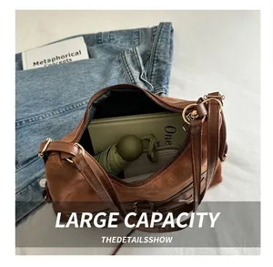 Vue intérieure du sac fourre-tout en daim marron montrant sa grande capacité de rangement
