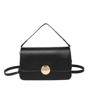 Sac à main minimaliste en cuir noir avec boucle dorée et longue bandoulière chic