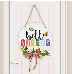 Détail de la plaque de porte Hello Summer en bois avec fleurs artificielles et nœud rayé