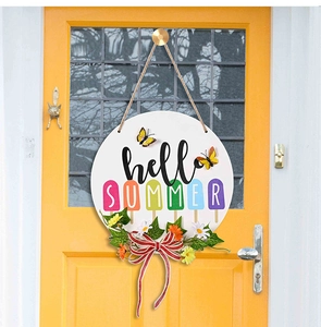 Détail de la plaque de porte Hello Summer avec des glaces colorées et un nœud floral