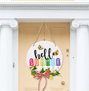 Détail de plaque de porte Hello Summer en bois avec glaces colorées et nœud à rayures