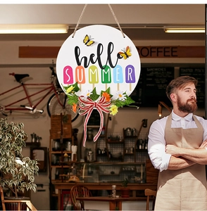 Détail de la plaque de porte Hello Summer en bois avec nœud et fleurs dans un café