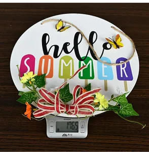 Détail de plaque de porte Hello Summer avec fleurs et nœuds, poids affiché de 176,5g