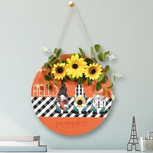 Détail de plaque de porte en bois avec gnomes, tournesols et texte Hello Pumpkin d'automne