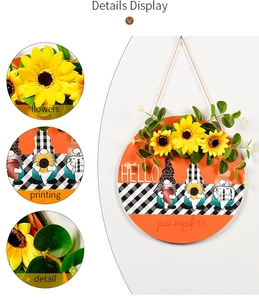 Détail d'une plaque de porte en bois avec tournesol, motif à carreaux et gnomes