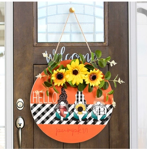 Détail de l'écriteau de porte avec gnomes d'automne, tournesols et texte pumpkin