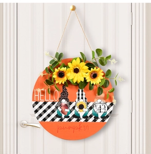 Détail d'une plaque de porte en bois Hello Pumpkin avec tournesols et nains de jardin