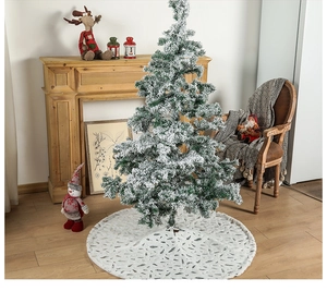 Details des verschneiten Weihnachtsbaums mit bedruckter Decke in gemütlichem Heim
