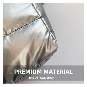Gros plan détaillé sur le tissu matelassé argenté avec des coutures en losanges nets