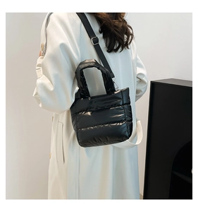 Détail du sac seau matelassé noir en nylon haute densité avec bandoulière réglable