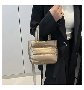 Détail du sac seau matelassé doré métallisé avec bandoulière réglable pratique