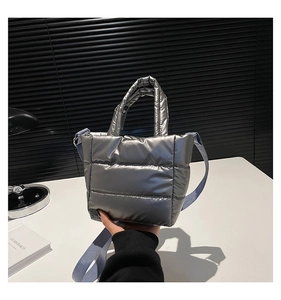 Gros plan du sac fourre-tout matelassé métallisé avec bandoulière et doubles poignées