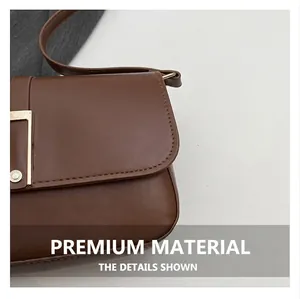 Detailansicht dunkelbraune Lederhandtasche mit goldener Schnalle und Ziernähten