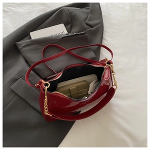Vue intérieure du sac bandoulière en cuir verni rouge avec espace pour téléphone