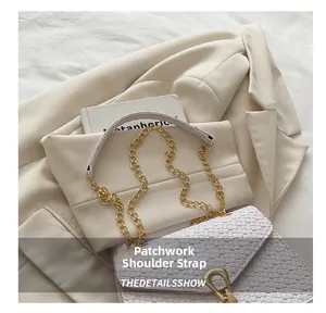 Détail du sac tressé violet clair avec bandoulière chaîne dorée et fermoir en métal