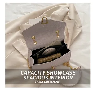 Vue détaillée de l'intérieur du sac tissé violet montrant sa capacité de rangement