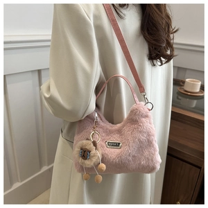 Details der rosa Plüschtasche mit Sport-Metalllogo und Löwen-Anhänger für Damen