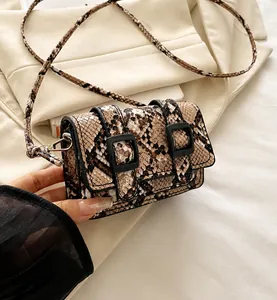 Détail de l'imprimé serpent et des boucles carrées sur ce mini sac bandoulière tendance