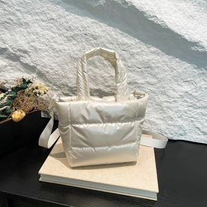 Sac seau matelassé en duvet blanc perle avec bandoulière pour la mode d'hiver