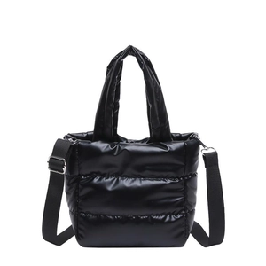 Sac fourre-tout matelassé noir brillant avec bandoulière réglable amovible