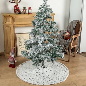 Weiße Plüsch-Weihnachtsbaumdecke mit silbernen Federn für festliche Weihnachtsdekoration