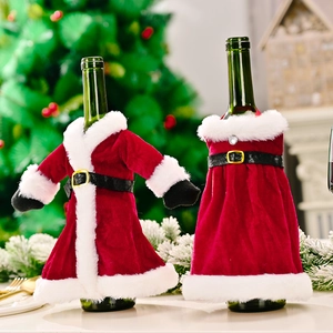 Weihnachts Weinflaschenhüllen Set mit Weihnachtsmann Mantel und Kleid für die Tischdeko