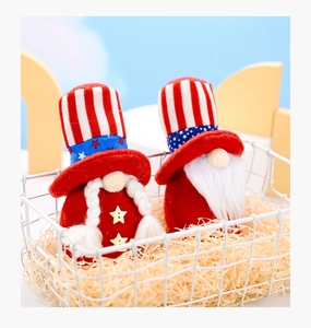 Détail de nains en peluche patriotiques USA avec chapeaux drapeau en panier