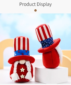 Vue détaillée de nains de jardin patriotiques avec motifs de drapeau américain et étoiles