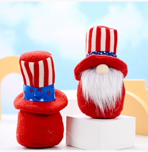 Détail de gnomes du Jour de l'Indépendance avec chapeaux rayés sur fond bleu