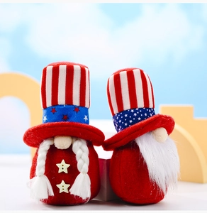 Détail de gnomes patriotiques en peluche avec chapeaux rayés et étoiles pour le 4 juillet