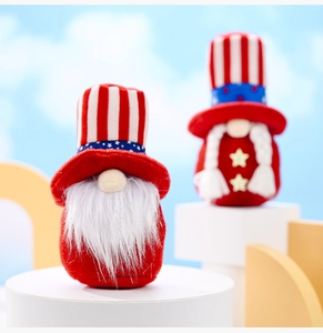 Détail de nains en peluche patriotiques avec chapeaux drapeau américain sur décor