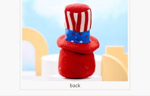 Vue arrière du chapeau haut de forme en peluche pour le 4 juillet avec étoiles et rayures