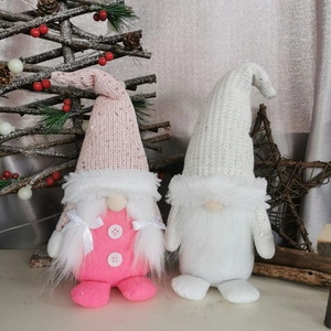 Detail von Weihnachtswichteln mit rosa und weißen Paillettenmützen und langen Plüschbärten