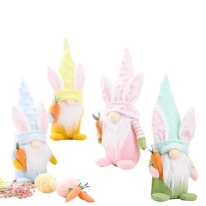 Lot de quatre gnomes de Pâques colorés avec oreilles de lapin et carottes sur blanc