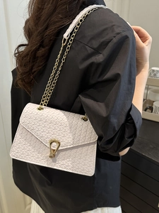 Elegant off-white woven crossbody bag with gold water-drop clasp and metal chain strap