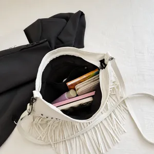 Εσωτερική όψη που δείχνει τη μεγάλη χωρητικότητα για κινητό και πορτοφόλι στη λευκή τσάντα